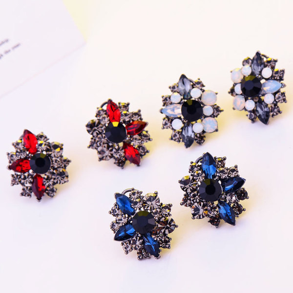 Modern női fülbevaló kövekkel, három színben