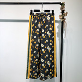 Modern női nadrág nyakkendővel és szegéllyel