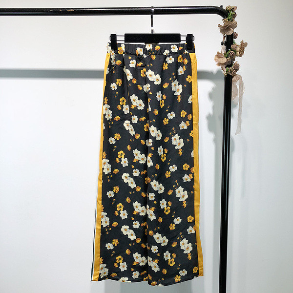 Modern női nadrág nyakkendővel és szegéllyel