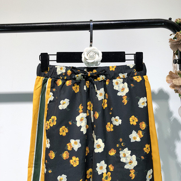 Modern női nadrág nyakkendővel és szegéllyel