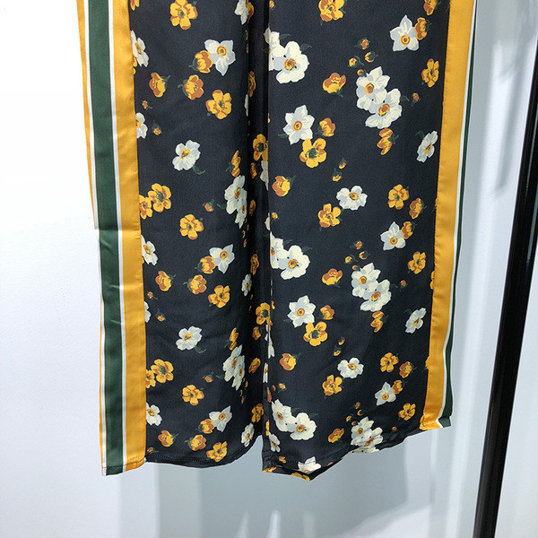 Modern női nadrág nyakkendővel és szegéllyel