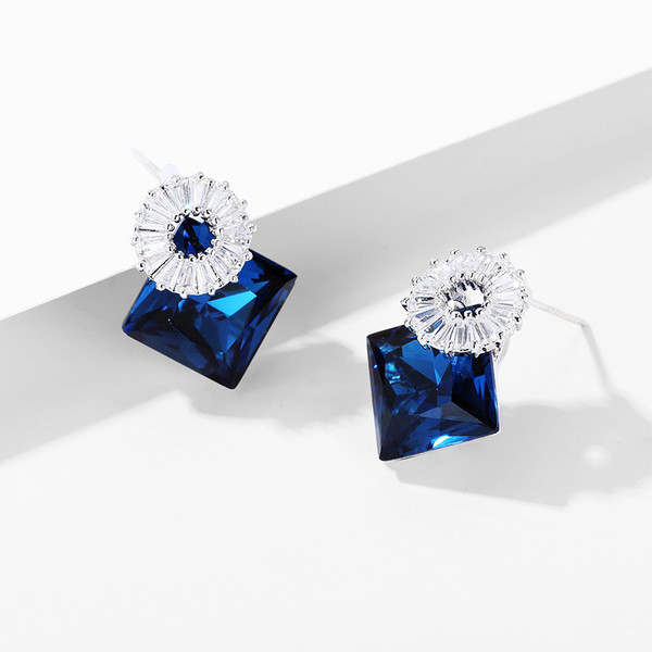 Női fülbevaló díszkövekkel - három színben