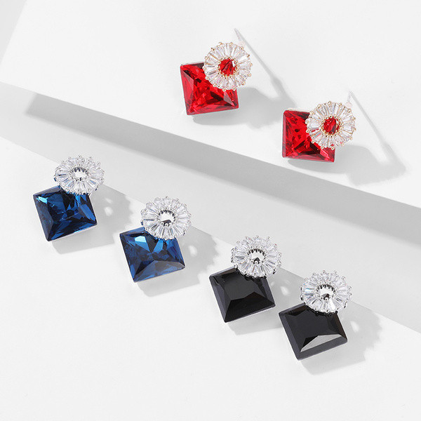 Női fülbevaló díszkövekkel - három színben