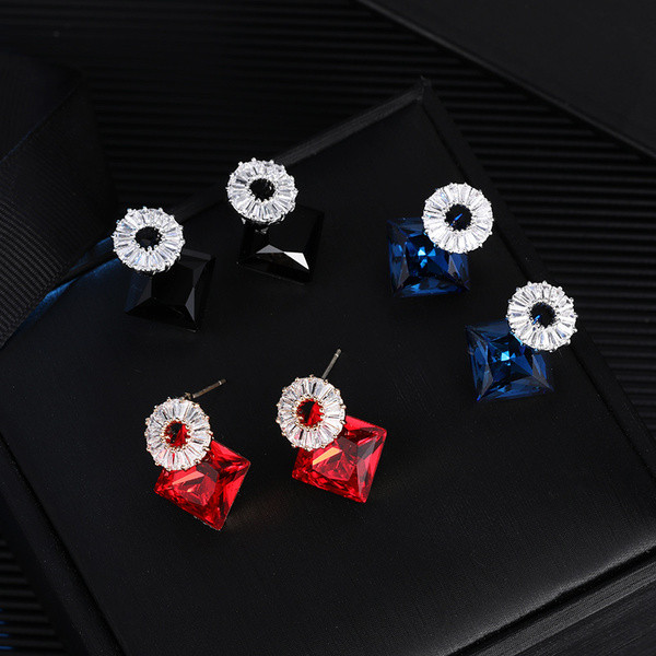 Női fülbevaló díszkövekkel - három színben