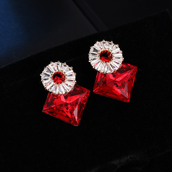 Női fülbevaló díszkövekkel - három színben