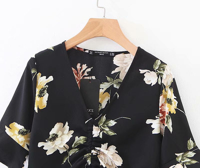Modern női blúz három színben virágmotívumokkal és V-nyakkal