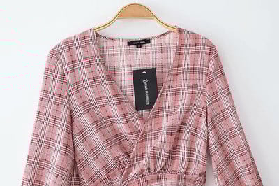 Stílusos női blúz rózsaszín és szürke színben, V-nyakkal