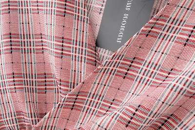 Stílusos női blúz rózsaszín és szürke színben, V-nyakkal