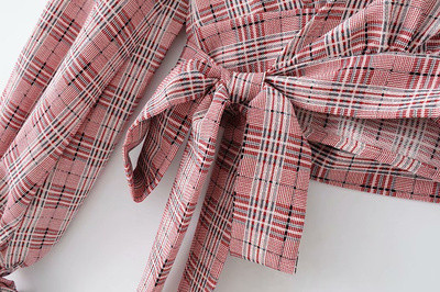 Stílusos női blúz rózsaszín és szürke színben, V-nyakkal