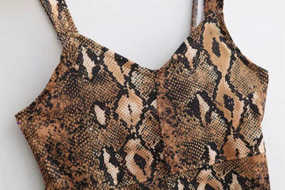 Stílusos női ruha vastag pántokkal és állatmintával