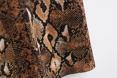 Stílusos női ruha vastag pántokkal és állatmintával