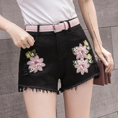 Női farmer rövidnadrág fehér és fekete hímzéssel