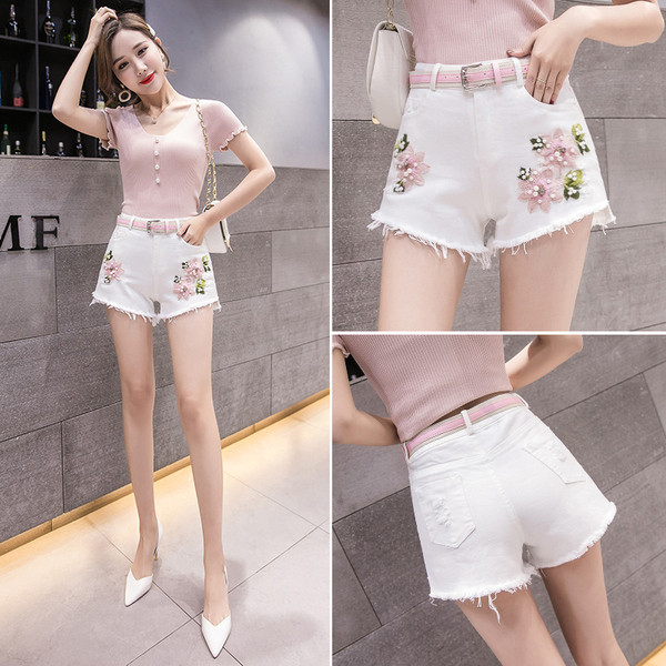 Női farmer rövidnadrág fehér és fekete hímzéssel