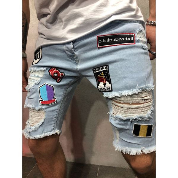 Modern férfi farmer, kék matricákkal és szakadt motívumokkal