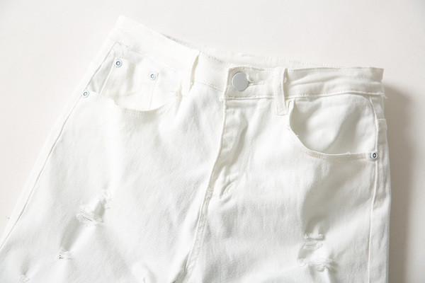 Modern férfi farmer fehér és fekete színben, szakadt motívumokkal