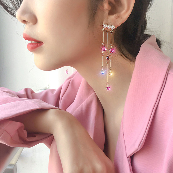 Hosszú női fülbevaló kövekkel és gyöngyökkel