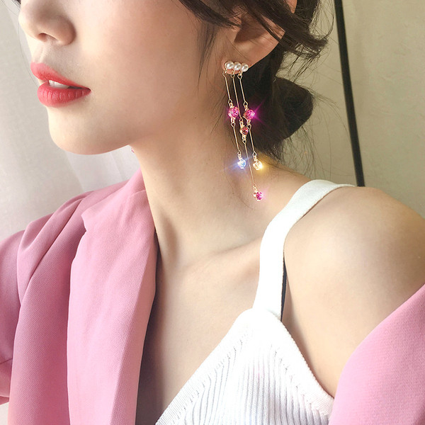 Hosszú női fülbevaló kövekkel és gyöngyökkel