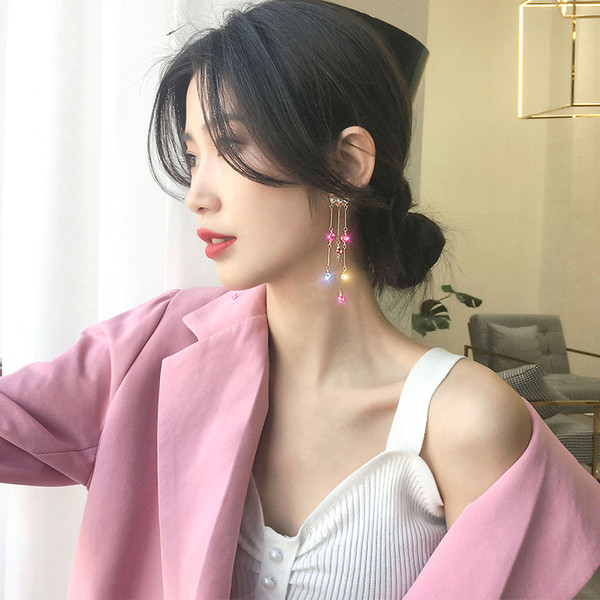 Hosszú női fülbevaló kövekkel és gyöngyökkel