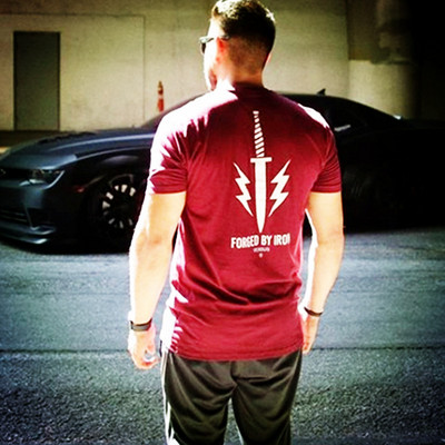 Modern férfi póló fekete és piros színben, rátéttel