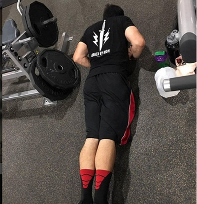 Modern férfi póló fekete és piros színben, rátéttel