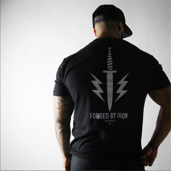 Modern férfi póló fekete és piros színben, rátéttel