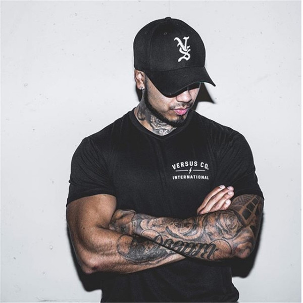 Modern férfi póló fekete és piros színben, rátéttel