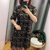 Modern női ruha rövid ujjal és bojttal