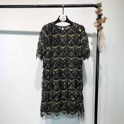 Modern női ruha rövid ujjal és bojttal