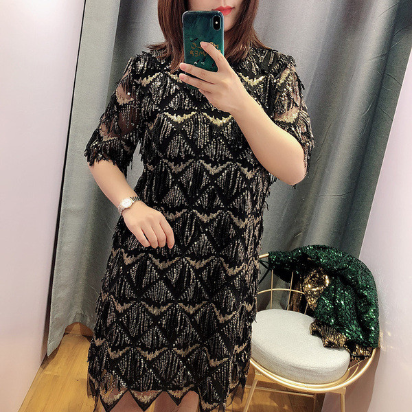 Modern női ruha rövid ujjal és bojttal