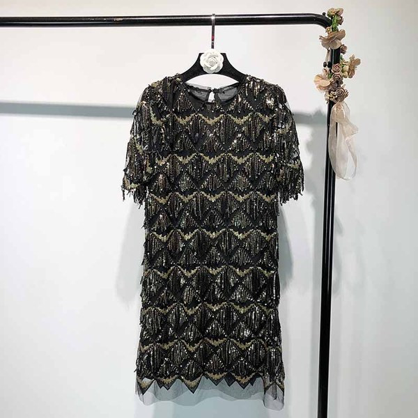 Modern női ruha rövid ujjal és bojttal