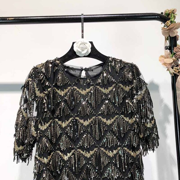 Modern női ruha rövid ujjal és bojttal