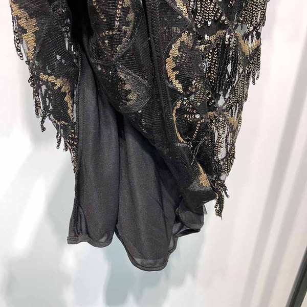 Modern női ruha rövid ujjal és bojttal