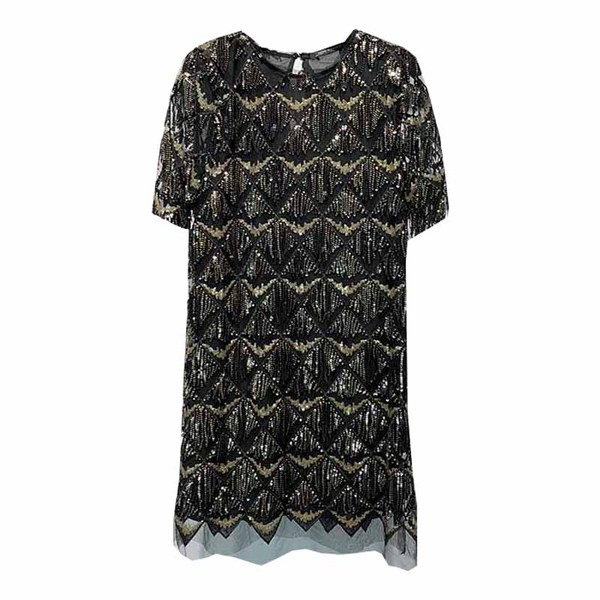 Modern női ruha rövid ujjal és bojttal