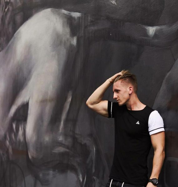 Modern férfi póló fekete-fehér színben, rátéttel