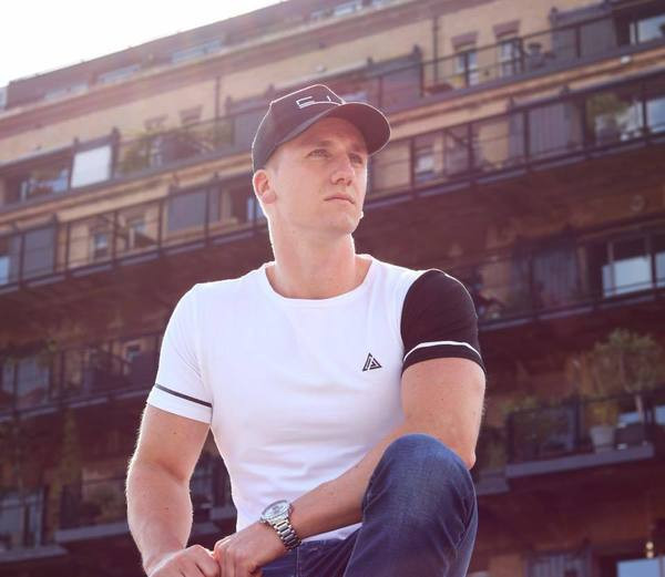 Modern férfi póló fekete-fehér színben, rátéttel