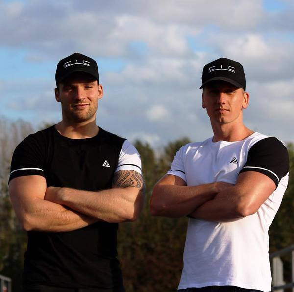 Modern férfi póló fekete-fehér színben, rátéttel