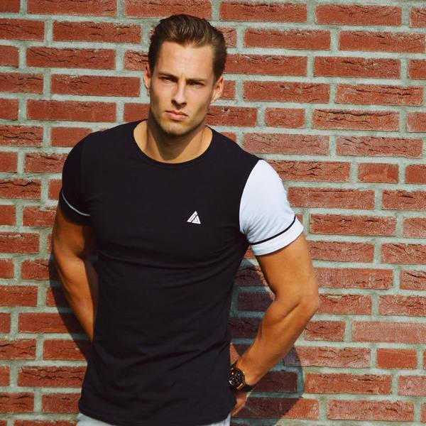 Modern férfi póló fekete-fehér színben, rátéttel