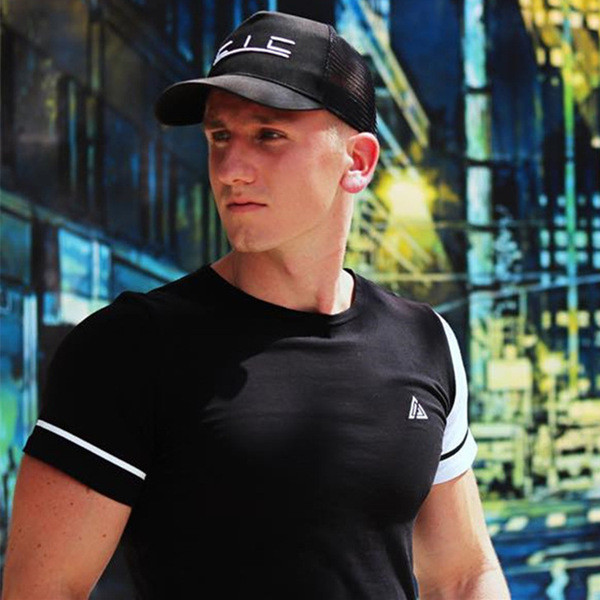 Modern férfi póló fekete-fehér színben, rátéttel