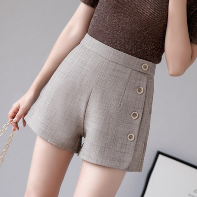 Női nadrág zsebekkel és dekorációs gombokkal