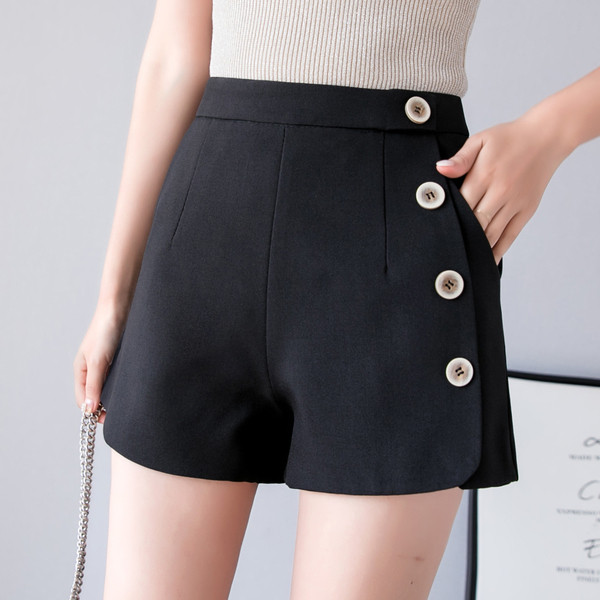 Női nadrág zsebekkel és dekorációs gombokkal