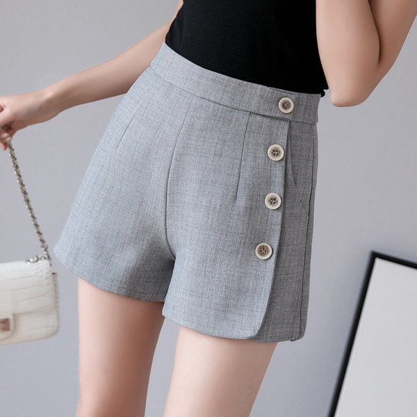 Női nadrág zsebekkel és dekorációs gombokkal