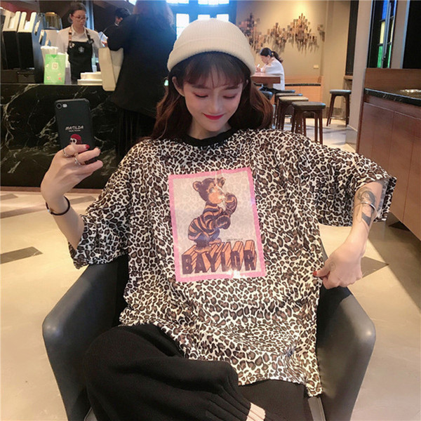 Γυναικείο μπλουζάκι με λεοπάρδαλη πριντ 