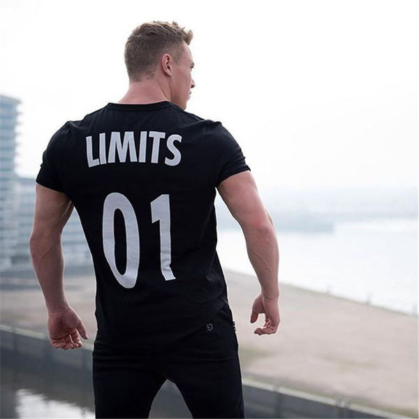 Alkalmi férfi póló fekete és szürke színben felirattal