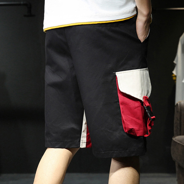 Modern férfi rövidnadrág fekete és kék színben, zsebekkel és nyakkendőkkel