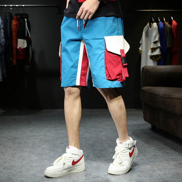 Modern férfi rövidnadrág fekete és kék színben, zsebekkel és nyakkendőkkel