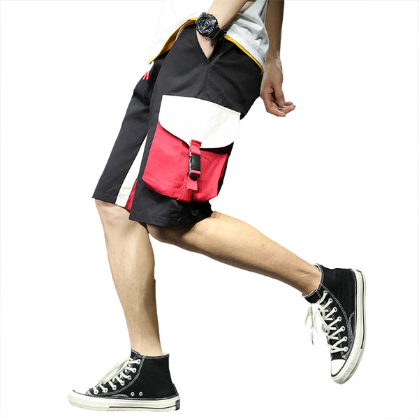 Modern férfi rövidnadrág fekete és kék színben, zsebekkel és nyakkendőkkel