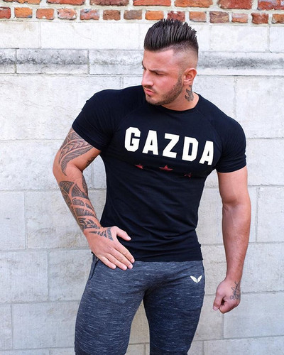 Modern férfi póló fekete színben felirattal