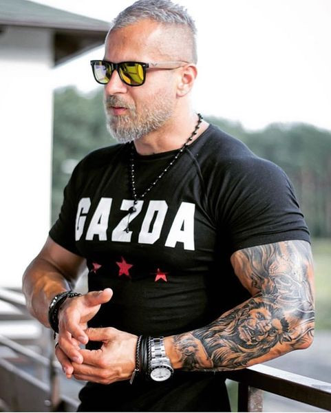 Modern férfi póló fekete színben felirattal