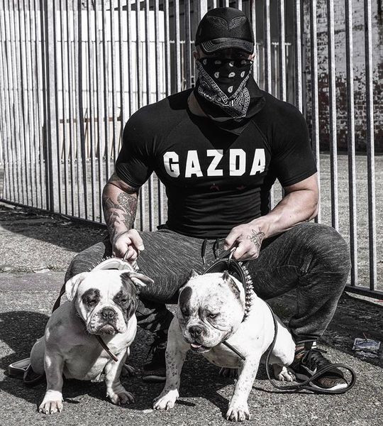 Modern férfi póló fekete színben felirattal