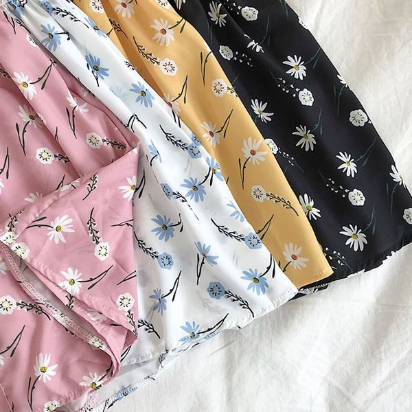 Hétköznapi női overall vékony pántokkal, virágos motívummal